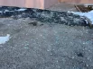 Осколки всё ещё лежат на тротуаре.