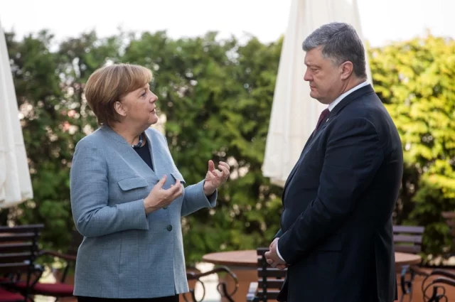 Меркель уговаривала Порошенко сыграть на стороне ЕС, но оба оказались инструментом в руках Вашингтона.