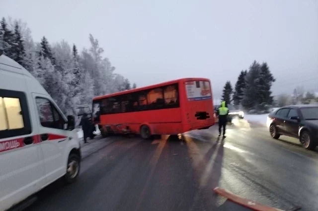 В ДТП погиб водитель автомобиля и пострадала 64-летняя пассажирка автобуса