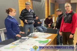 Сейчас огонь не угрожает жилым зданиям, все находится под контролем