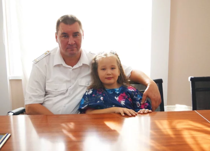 Денис Лоншаков — начальник отдела организации профессиональной подготовки и воспитательной работы ГУФССП по Хабаровскому краю и ЕАО, подполковник внутренней службы. Вырос в семье военных, с детства воспитывался в дисциплине. Начал службу в противопожарной охране, позже перешёл в органы принудительного исполнения, где сначала работал замглавы отдел профессиональной подготовки, а теперь возглавляет эту структуру. В 2013 году помогал пострадавшим от наводнения, награждён медалью МЧС. Активно участвует в общественной жизни управления, увлекается рыбалкой. Вместе с женой, сотрудницей правоохранител