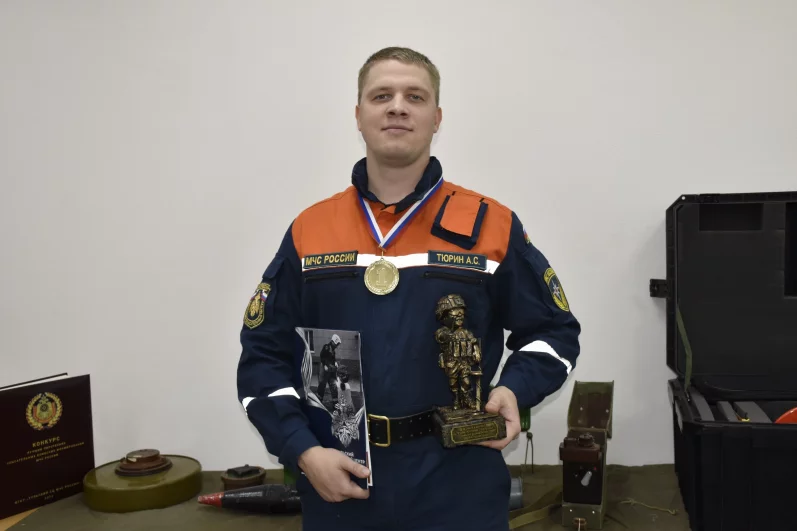 Александр Тюрин — начальник спасательной группы проведения пиротехнических и взрывных работ Амурского спасательного центра МЧС России. Свою судьбу со спасательным ведомством связал в 2016 году, когда поступил в Академию гражданской защиты по направлению «Техносферная безопасность» после окончания кадетского корпуса МЧС России. В 2024 году одержал победу в конкурсе «Лучший пиротехник в системе МЧС России».