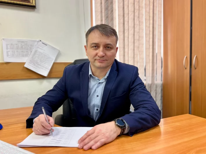 Владимир Сафьянников — главный инспектор ГУФССП России по Хабаровскому краю и ЕАО. Посвятил жизнь защите соотечественников. После армии выбрал службу Родине, 25 лет проработал в органах внутренних дел, трижды командировался в Чечню. Награждён государственными и ведомственными медалями. Уволившись в звании полковника полиции, продолжил служение обществу в ФССП, где передаёт опыт молодым сотрудникам и организует профессиональную подготовку.