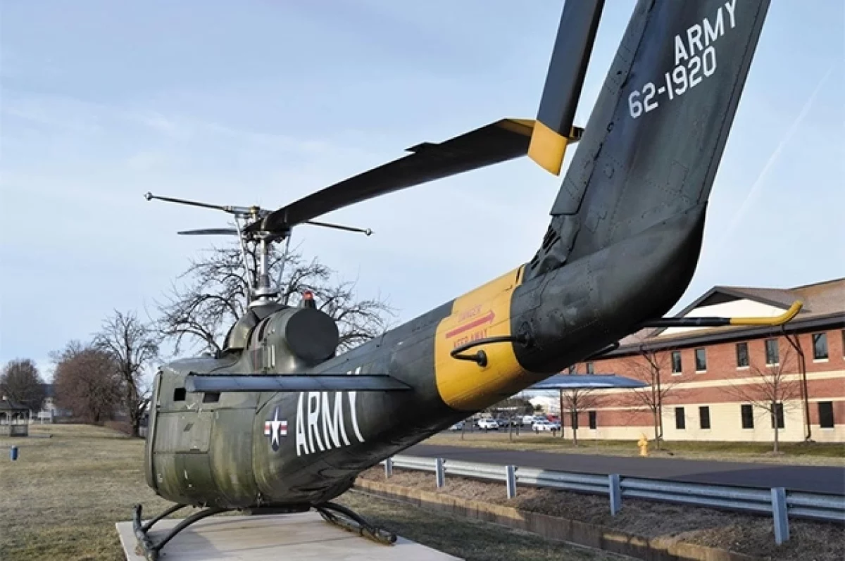 Угнанный Bell UH-1 в 2019 году. Ныне находится на постаменте.