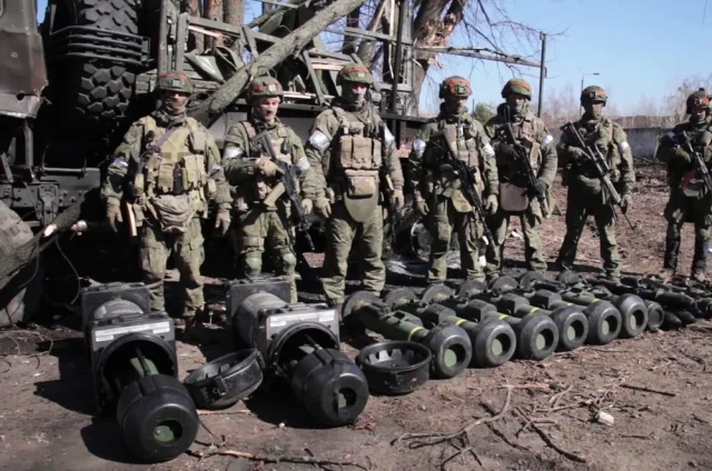 Украинские военные постоянно бросают на поле боя дорогостоящее западное вооружение. Javelin, захваченные в бою.