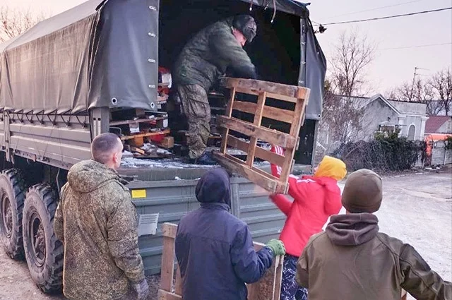 Волонтёры постоянно отправляют посылки бойцам СВО.