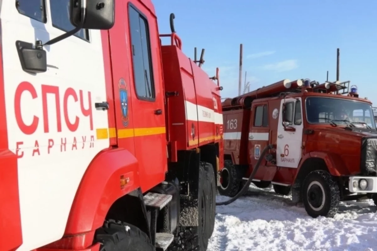 Пожарные тушат огонь в подвале производственного здания в Барнауле