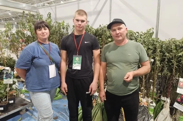 Куфаевы всей семьёй трудятся в питомнике.