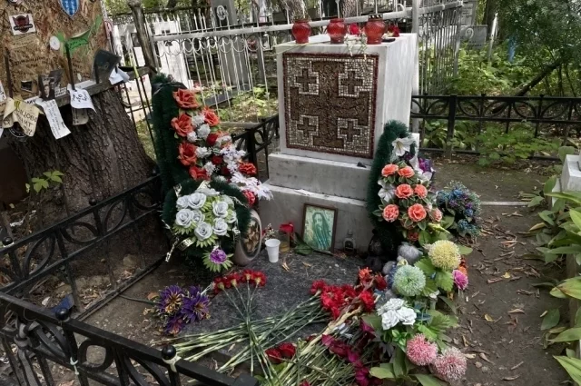 Егор Летов похоронен на Старо-Восточном кладбище рядом с матерью.