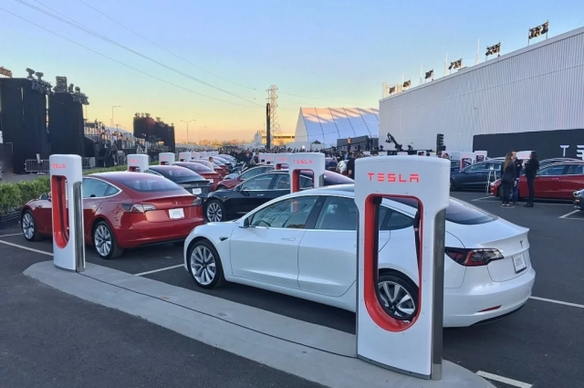 Tesla отзывает более 376 тысяч электромобилей из-за проблем с рулевым управлением