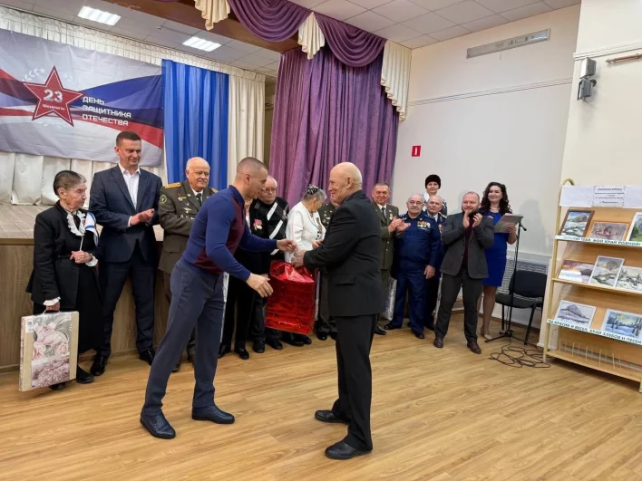 Военнослужащим и ветеранам вручили подарки.