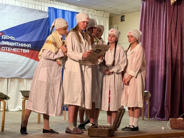 Школьницы показали тематическую сценку.