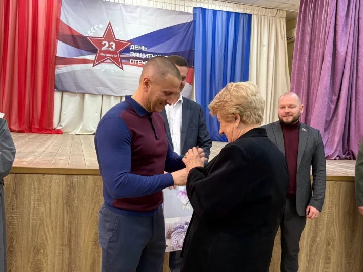 Ветеранам вручили юбилейные медали.