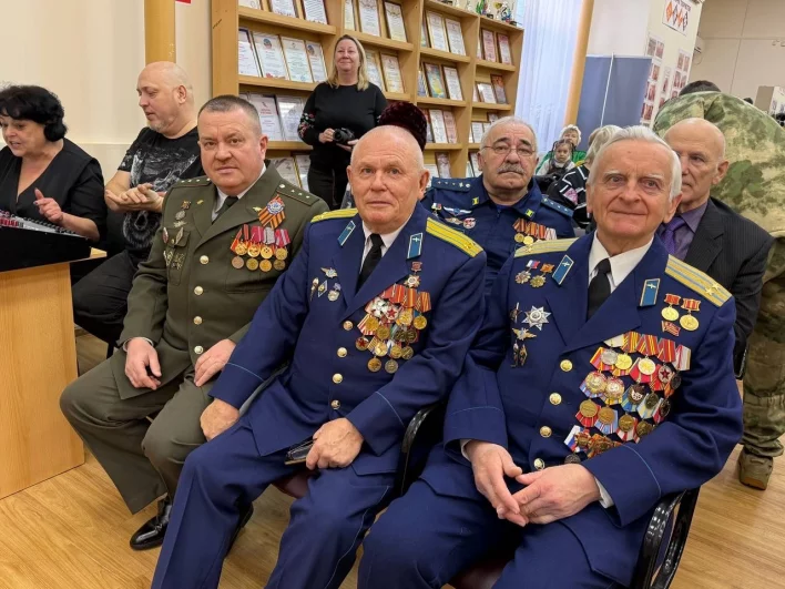 В зале было много почетных гостей.