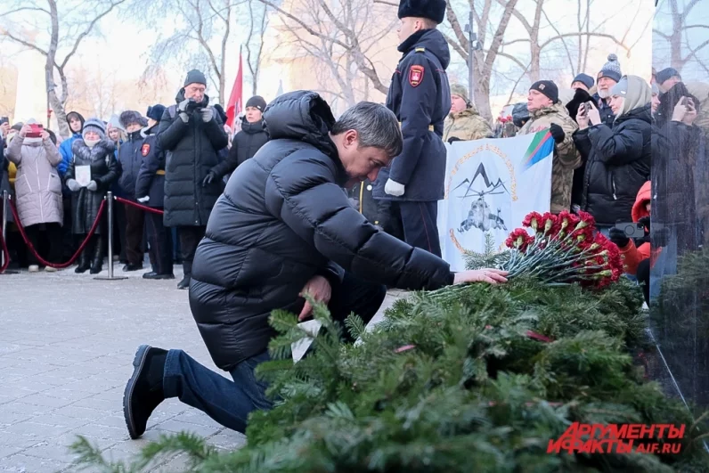 Губернатор Пермского края Дмитрий Махонин возлагает цветы к памятнику участникам СВО в Перми.
