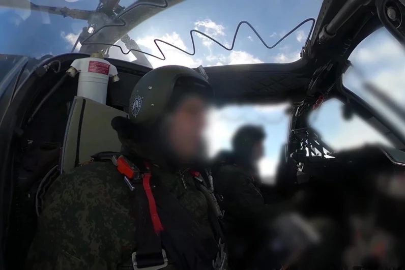 Экипаж вертолета Ка-52м во время выполнения боевых задач.