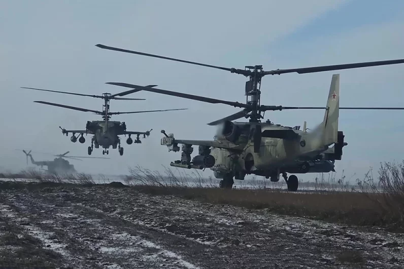 Ка-52м в составе смешанной тактической группы нанес удар авиационными ракетами по личному составу и бронированной технике ВСУ в приграничном районе Курской области.