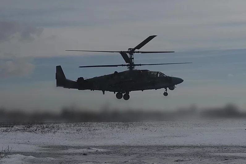 После удара экипажи выполнили противоракетное маневрирование на предельно малой высоте.
