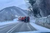 В Сочи от снега очищают дороги.