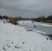 Люди на замерзшей реке в Краснодаре.