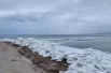 Глыбы льда на побережье в Анапе.