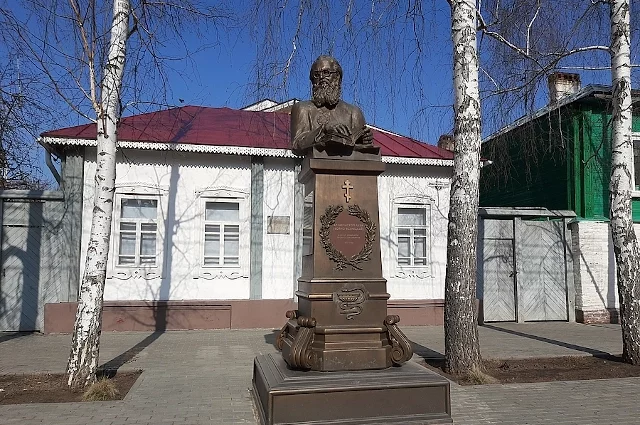 Памятник Войно-Ясенецкому в Тамбове.