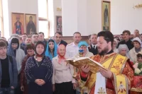 Во время поста верующим важно не только соблюдать ограничения в еде, но и посещать церковные службы.
