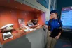 Юный экскурсовод рассказывает о личных вещах и наградах пилотов.