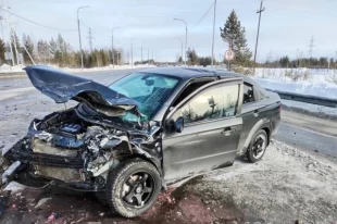 Автомобиль сильно поврежден.