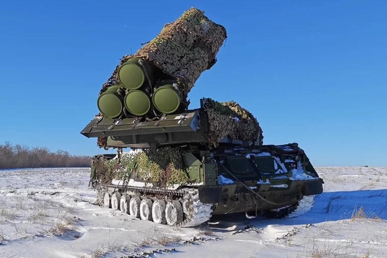 В ходе боевого дежурства расчет «Бук-М3» обнаружил и захватил воздушную аэродинамическую цель.