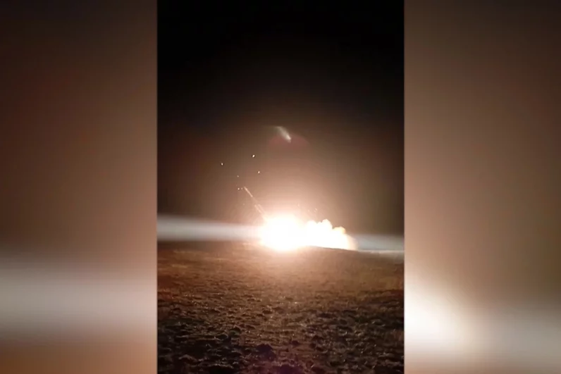 Военнослужащие выполнили пуск зенитной управляемой ракеты поразив реактивные снаряды системы залпового огня «HIMARS».