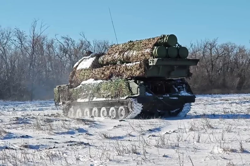 Расчёт ЗРК «Бук-М3» группировки войск «Центр» обеспечил надёжное воздушное прикрытие передовых подразделений.