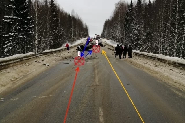 На месте аварии до приезда скорой помощи погибли два человека. 