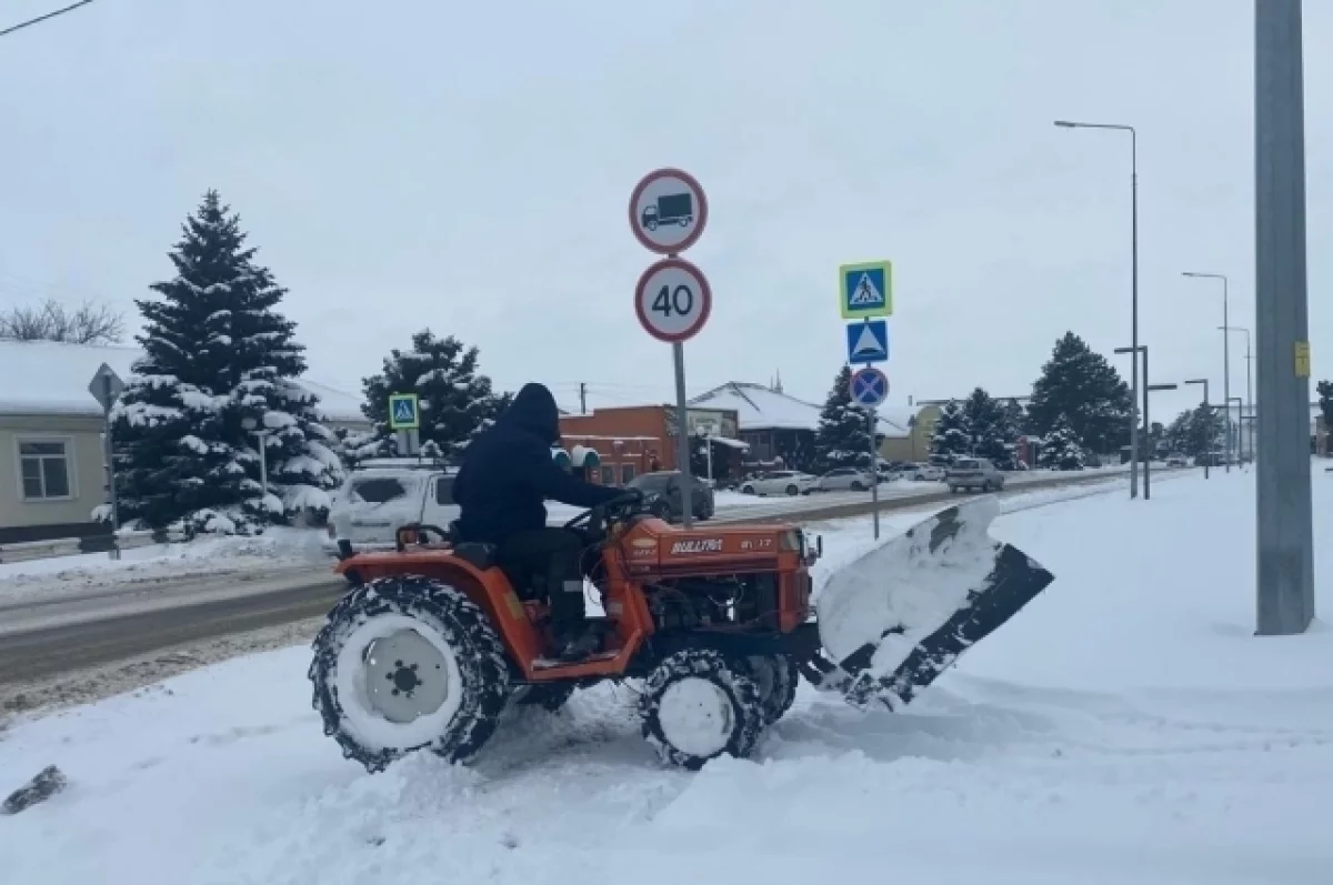 В Кошехабле продолжаются работы по уборке снега