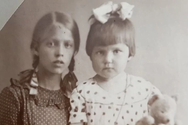 Снимок сделан незадолго до блокады Ленинграда (во время блокады у ленинградцев были конфискованы частные фотоаппараты, делать любые снимки осажденного города было запрещено. - Прим. Ред.). На фотографии сестры - трехлетняя Алевтина и двенадцатилетняя Клава. 