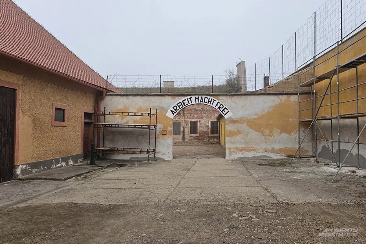 Терезиенштадт (концентрационный лагерь). Надпись «Arbeit macht frei» - Труд делает свободным.