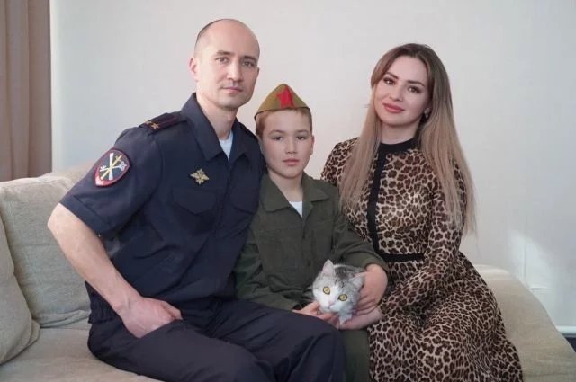 Амир с мамой и папой.