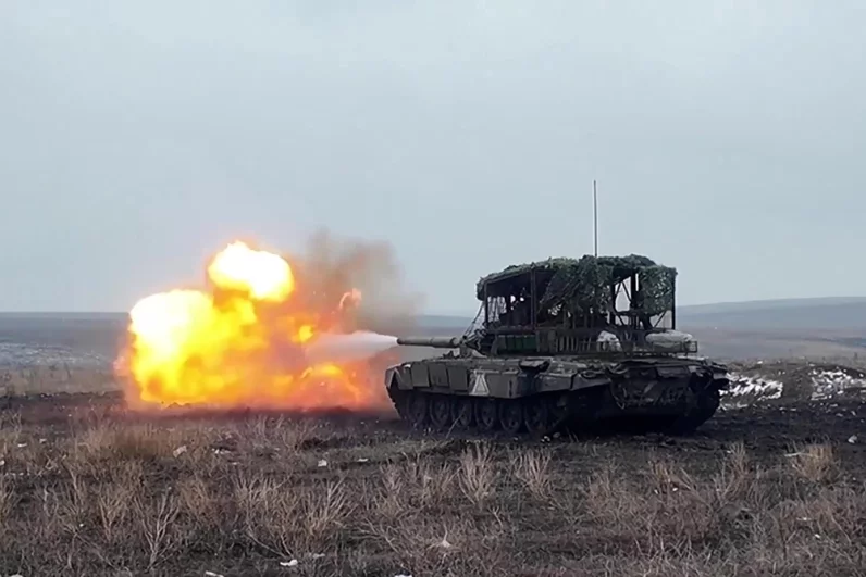 Экипажи танков Т-72Б3 Новороссийских десантников уничтожили опорный пункт с пехотой ВСУ.