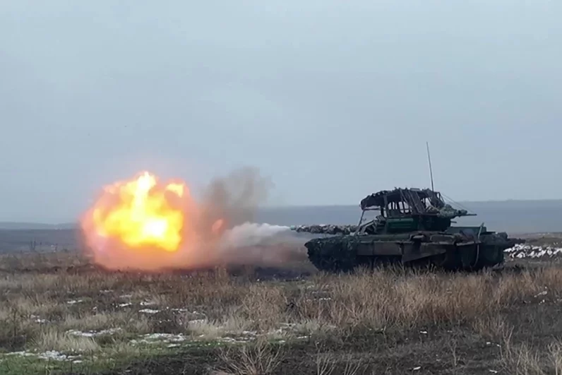 С закрытых огневых позиций экипажи танков Т-72Б3 уничтожают артиллерию и боевую бронированную технику.
