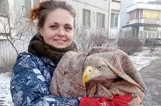 Алина Ерина с одним из своих питомцев – орланом-белохвостом.