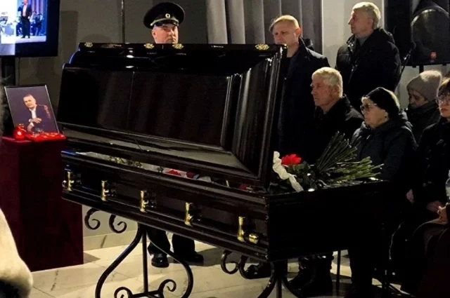 Несмотря на травмы от прицельного выстрела в голову, гроб с покойным был открыт.