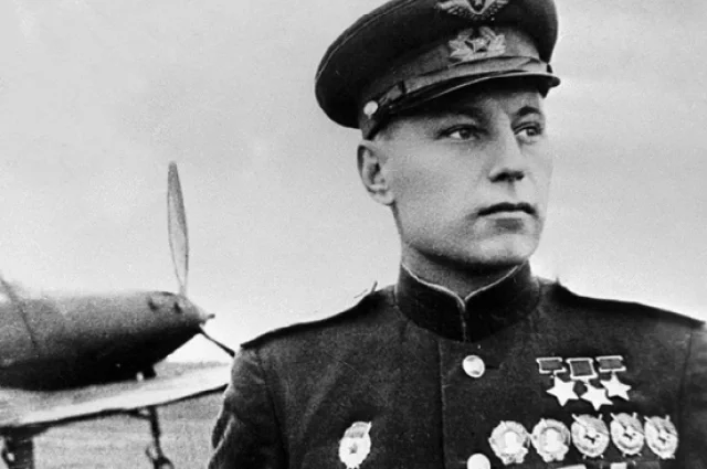Новосибирский парень Александр Покрышкин стал известным летчиком и Маршалом авиации.
