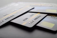 Такую услугу банки предоставляют проверенным клиентам – зарплатным физлицам либо юрлицам.