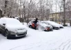 Автовладельцам пришлось откапывать свои машины, многие предпочли общественный транспорт.