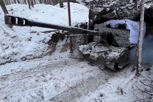 Самоходная гаубица «Мста-С» на боевых позициях.