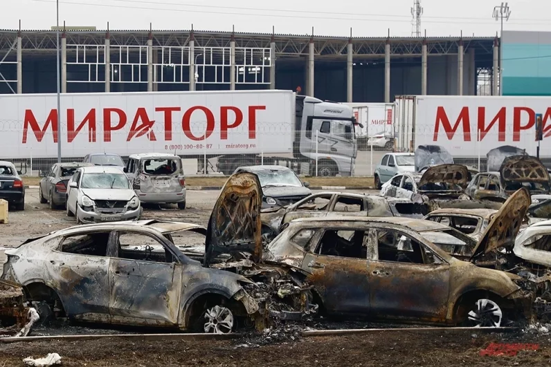 После падения осколков БПЛА на парковке начался пожар - сгорели десятки автомобилей. 