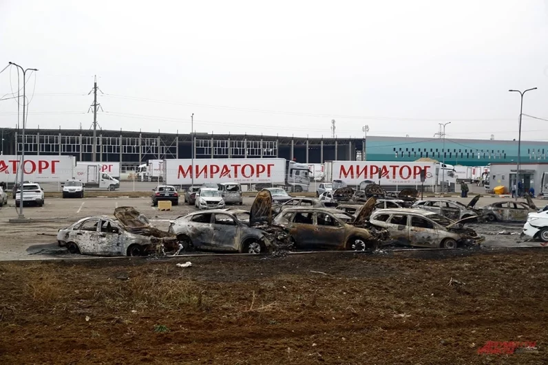 В результате падения обломков БПЛА в 05:14 пострадали объекты на территории дистрибьютерского центра компании.