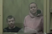 Отчим и мама убитого мальчика в зале суда.