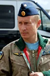 16 августа 2005 год. Президент России Владимир Путин на взлетном поле Чкаловского аэродрома перед вылетом в район учений стратегической дальней авиации и Северного флота.
