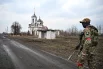 Военнослужащий батальонной тактической группы «Каштана» у церкви Воздвижения Честного Креста Господня в селе Черкасское Поречное.